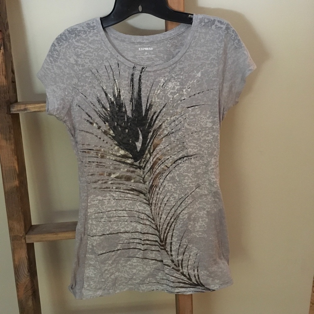 4 for $15 🛍️ Super cute Express graphic tee!
